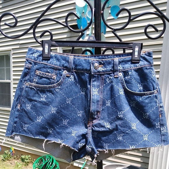 H&M love cut off Jean shorts - Picture 5 of 7